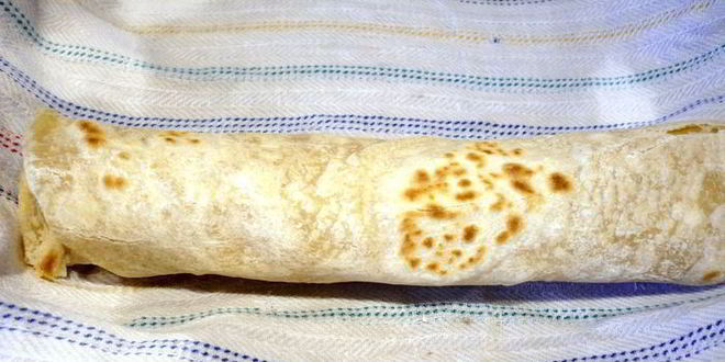 Рецепт индийская лепешка с куриной колбаской и овощами