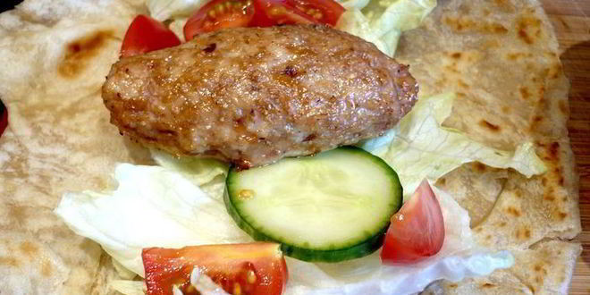 Рецепт индийская лепешка с куриной колбаской и овощами