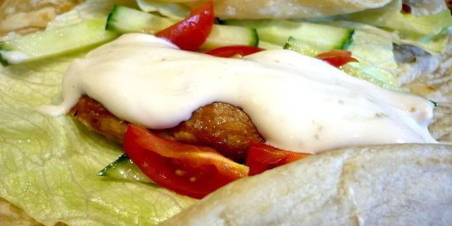 Рецепт индийская лепешка с куриной колбаской и овощами