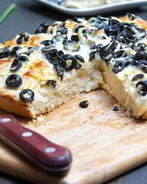 Итальянская фокачча с сыром и маслинами