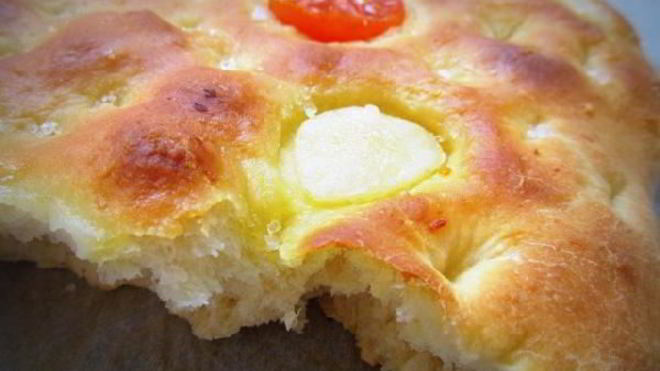 Рецепт Картофельная фокачча с томатами и чесноком