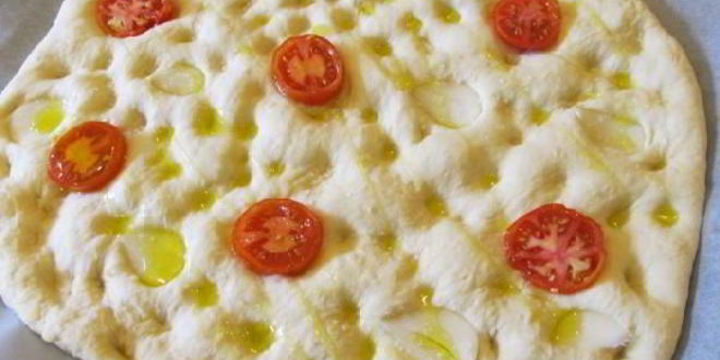 Рецепт картофельная фокачча с томатами и чесноком