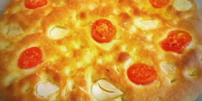 Рецепт картофельная фокачча с томатами и чесноком