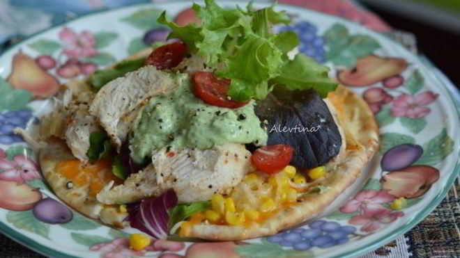 Рецепт Лепешка с курицей и соусом из авокадо