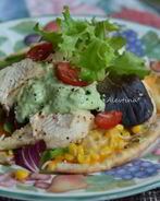 Лепешка с курицей и соусом из авокадо