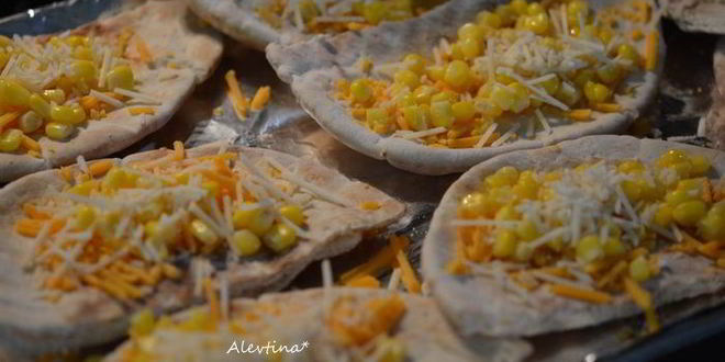 Рецепт лепешка с курицей и соусом из авокадо