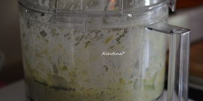 Рецепт лепешка с курицей и соусом из авокадо