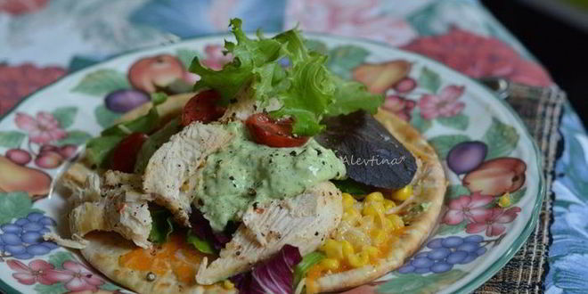Рецепт лепешка с курицей и соусом из авокадо