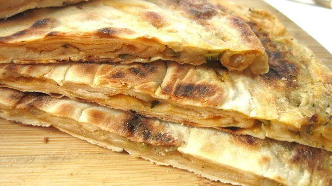 Рецепт Лепешка с оливками, луком и томатным соусом