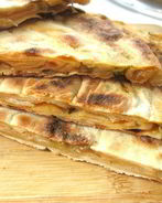 Лепешка с оливками, луком и томатным соусом