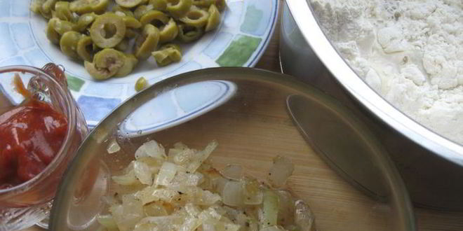Рецепт лепешка с оливками, луком и томатным соусом