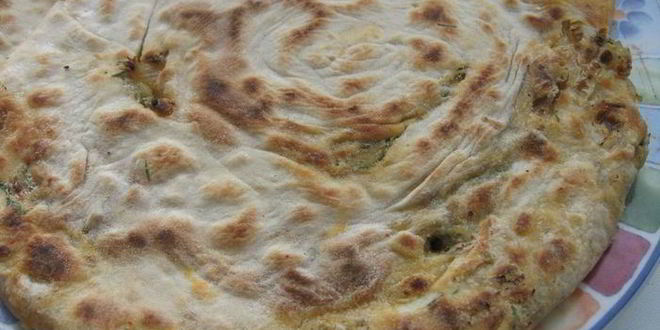 Рецепт лепешка с оливками, луком и томатным соусом