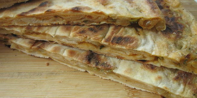 Рецепт лепешка с оливками, луком и томатным соусом