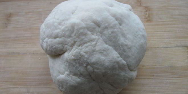 Рецепт лепешка с оливками, луком и томатным соусом