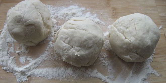 Рецепт лепешка с оливками, луком и томатным соусом