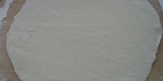 Рецепт лепешка с оливками, луком и томатным соусом