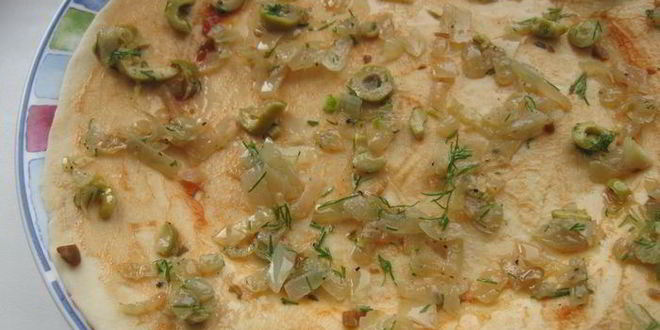 Рецепт лепешка с оливками, луком и томатным соусом