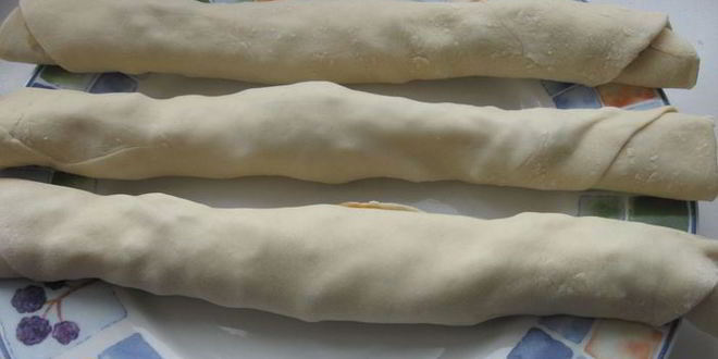 Рецепт лепешка с оливками, луком и томатным соусом