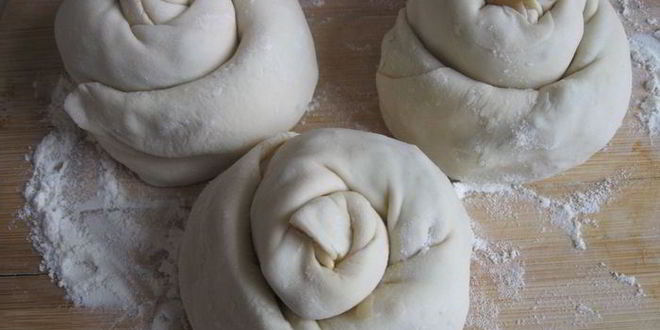 Рецепт лепешка с оливками, луком и томатным соусом