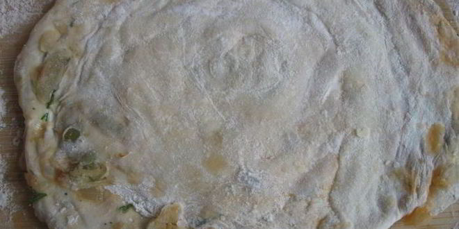 Рецепт лепешка с оливками, луком и томатным соусом