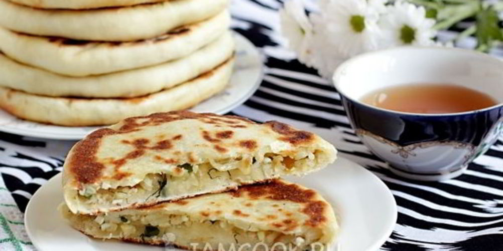 Как приготовить лепешки с начинкой из риса и яйца