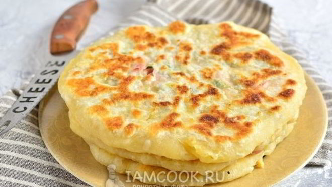 Рецепт Лепешки с сыром и колбасой на сковороде
