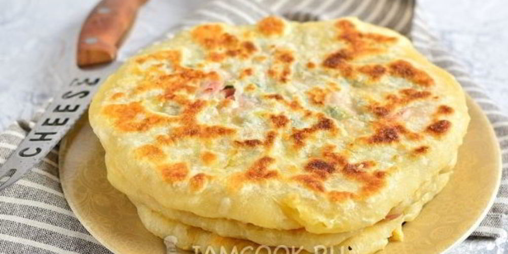 Как приготовить лепешки с сыром и колбасой на сковороде