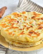 Лепешки с сыром и колбасой на сковороде