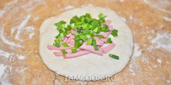 Рецепт лепешки с сыром и колбасой на сковороде