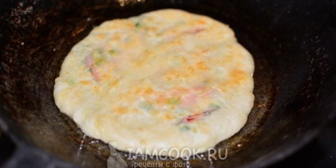 Рецепт лепешки с сыром и колбасой на сковороде