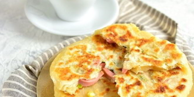 Рецепт лепешки с сыром и колбасой на сковороде