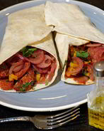 Лепешки с тыквой, острой колбасой и маринованным луком