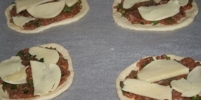 Рецепт лепешки со свининой и сыром