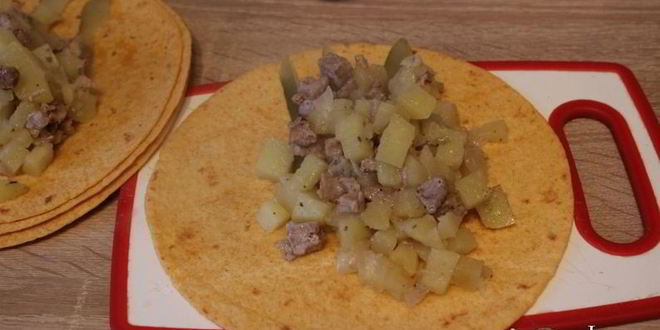 Рецепт лепешки тортилья с картофелем и свининой