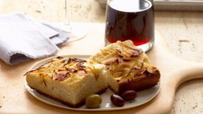 Рецепт Луковая фокачча с оливками и красным вином