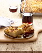 Луковая фокачча с оливками и красным вином