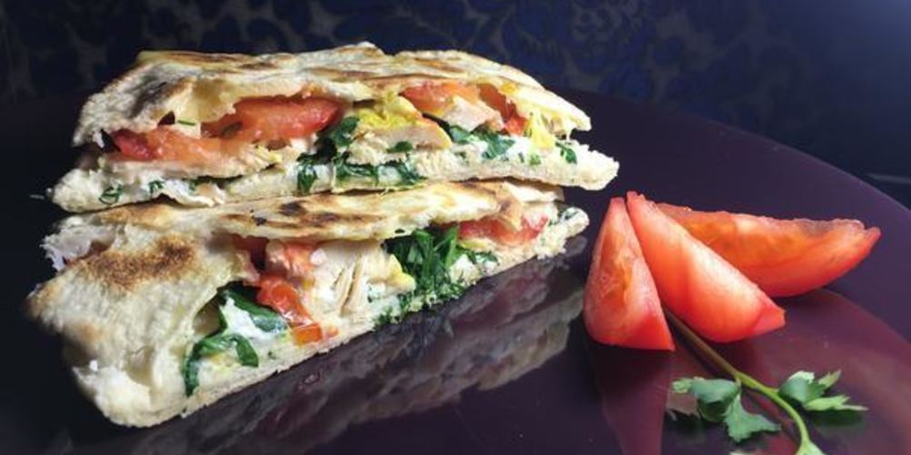 Как приготовить пита с курицей, сыром и овощами