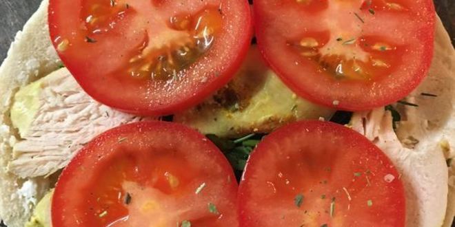 Рецепт пита с курицей, сыром и овощами