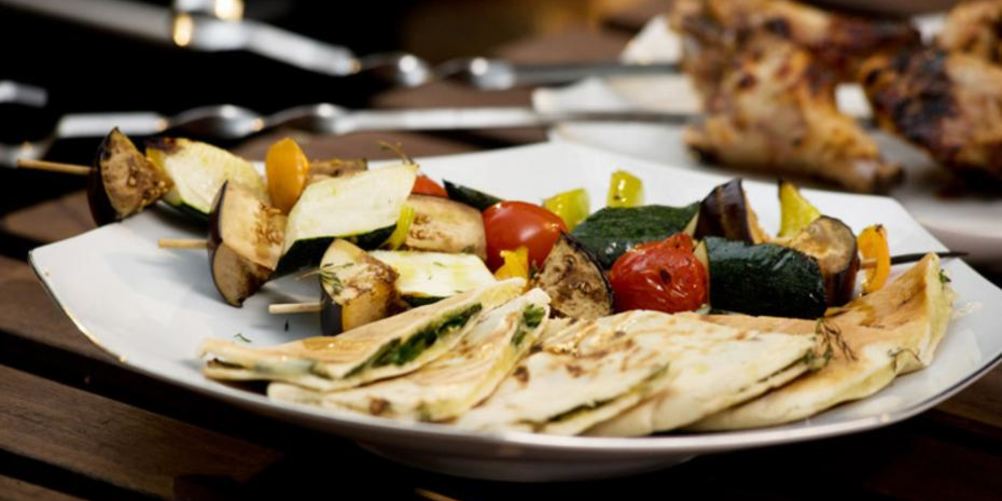 Как приготовить пита с сыром сулугуни и травами и овощные шашлычки