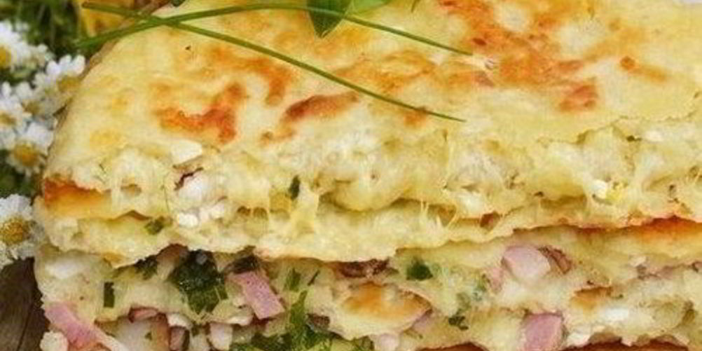 Как приготовить сырные лепешки с копченой грудинкой