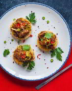 Тушеная курица с хрустящими рисовыми лепешками