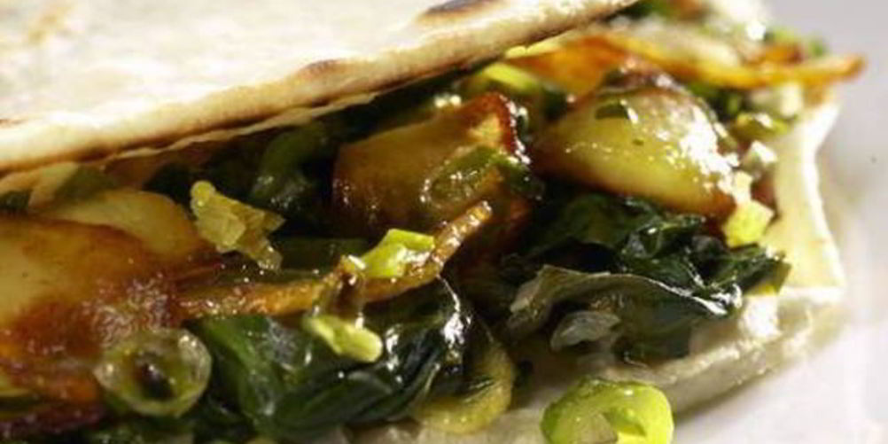 Как приготовить восточные лепешки с двойной начинкой