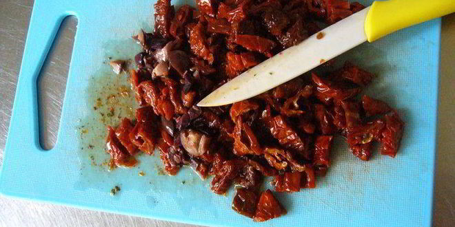 Рецепт воздушная фокачча с томатами и оливками