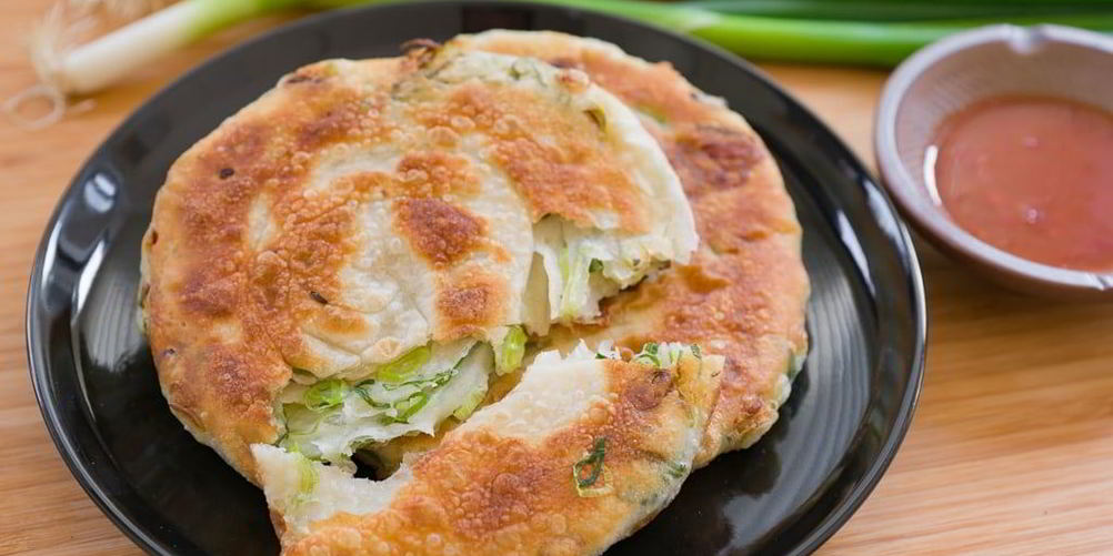 Как приготовить жареные лепешки с зеленыма луком