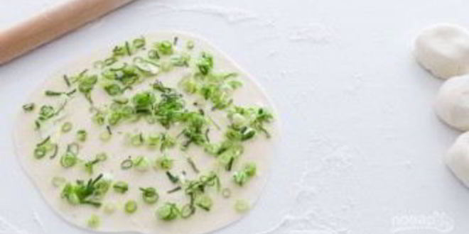 Рецепт жареных лепешек с зеленыма лукома