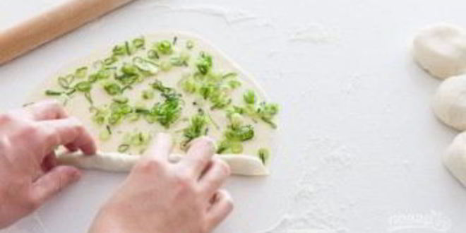 Рецепт жареных лепешек с зеленыма лукома