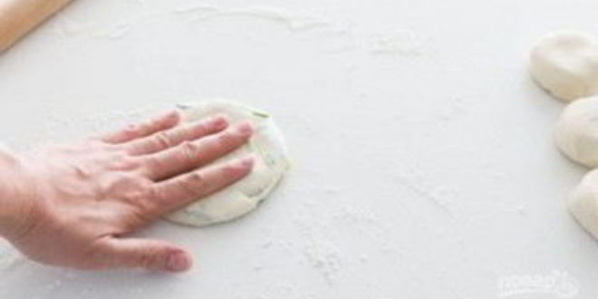 Рецепт жареных лепешек с зеленыма лукома