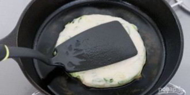 Рецепт жареных лепешек с зеленыма лукома