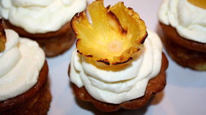 Рецепт Кокосовые маффины с клубникой и ананасом