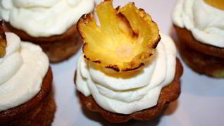 Рецепт Кокосовые маффины с клубникой и ананасом